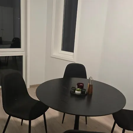Modern Oslo Snow Free Parking & Self Check-in *